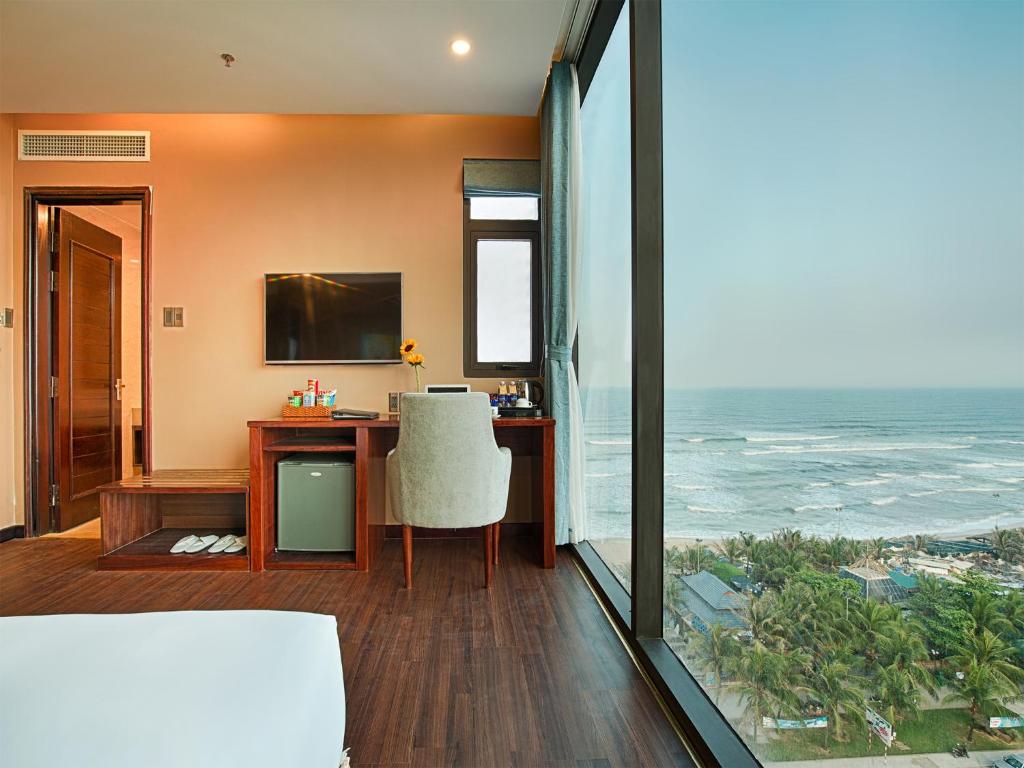 Yarra Ocean Suites Danang